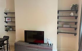 Beautiful 2 Bedroom Apartment- Prime Location, Aberdeen Centre