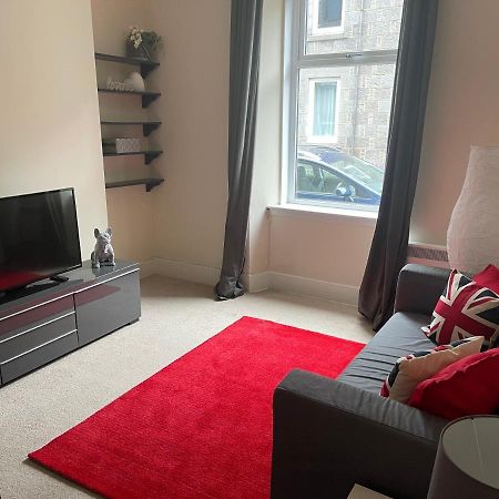 Beautiful 2 Bedroom Apartment- Prime Location, Aberdeen Centre Exterior photo