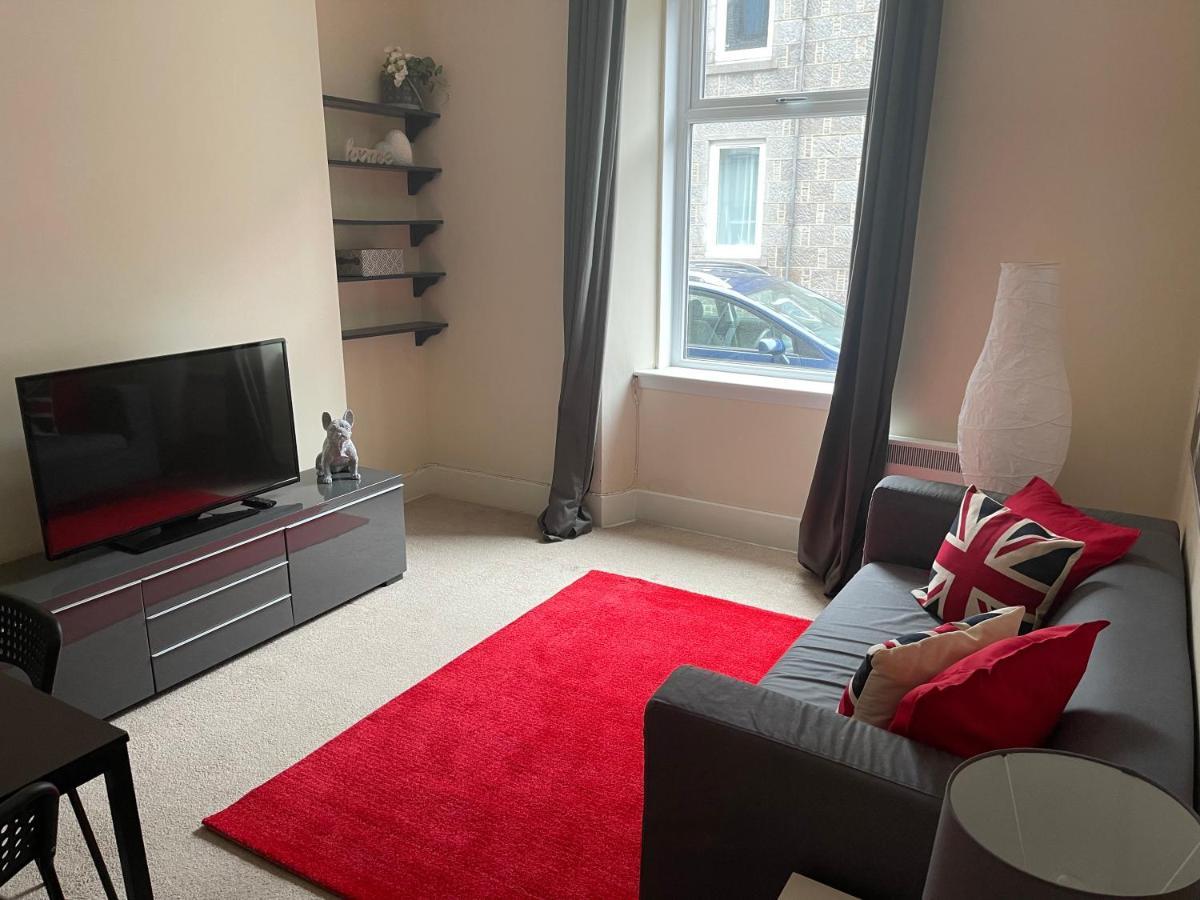 Beautiful 2 Bedroom Apartment- Prime Location, Aberdeen Centre Exterior photo