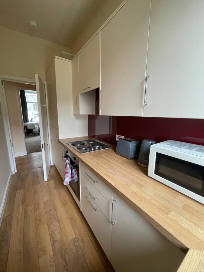 Beautiful 2 Bedroom Apartment- Prime Location, Aberdeen Centre Exterior photo