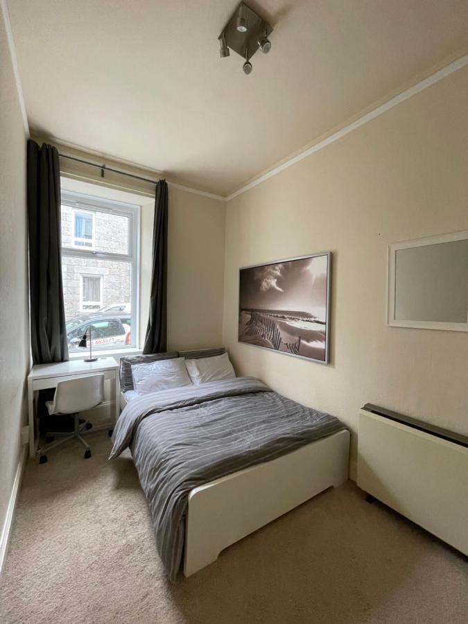 Beautiful 2 Bedroom Apartment- Prime Location, Aberdeen Centre Exterior photo